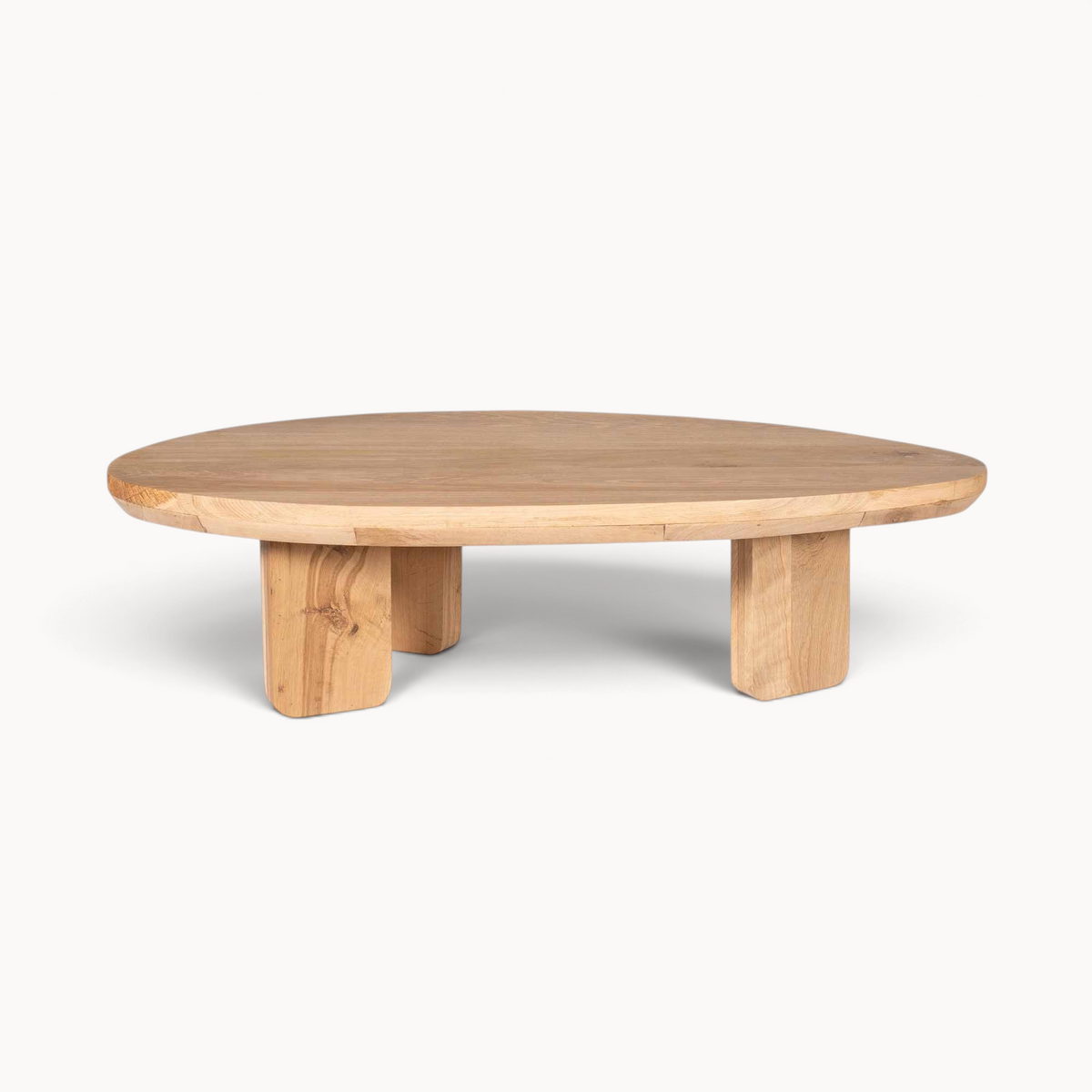 Aika Salontafel Ring met een organisch gevormd blad van licht eikenhout en robuuste houten poten