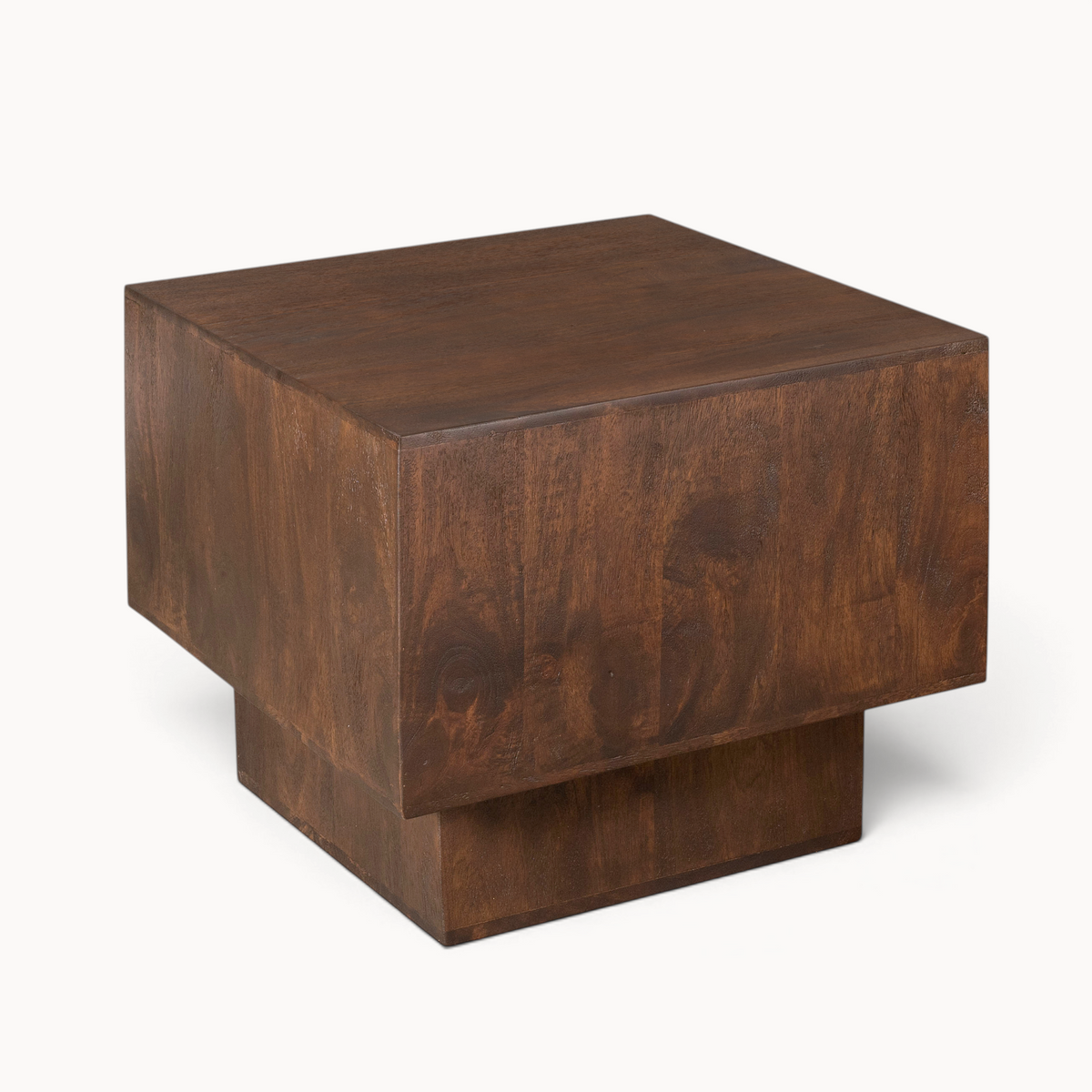 Aika Salontafel Schaal, een vierkante salontafel van donkerbruin massief hout met een robuust en modern ontwerp.