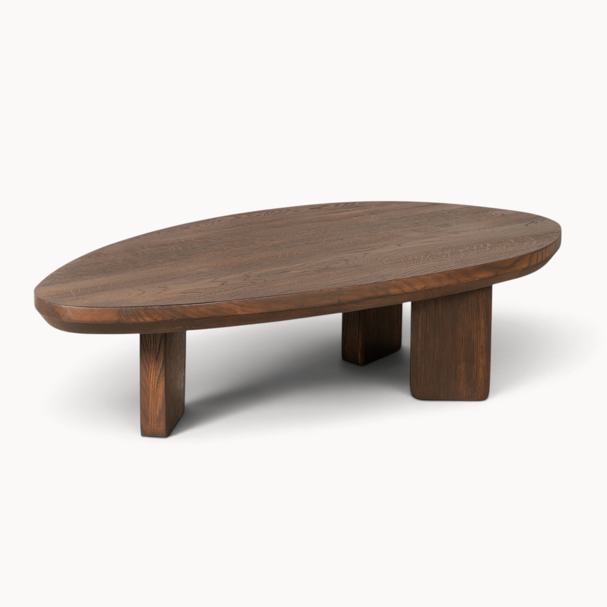 Aika Salontafel Ring met een organisch gevormd donkerbruin houten tafelblad en robuuste poten