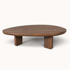 Aika Salontafel Ring met een organisch gevormd donkerhouten tafelblad en robuuste houten poten