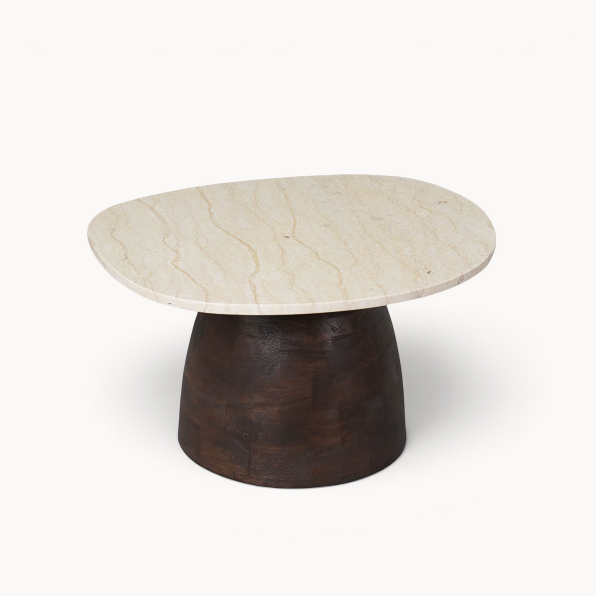 Aika organische salontafel Meer met een beige marmeren blad en een donkerhouten voet in een ronde vorm.