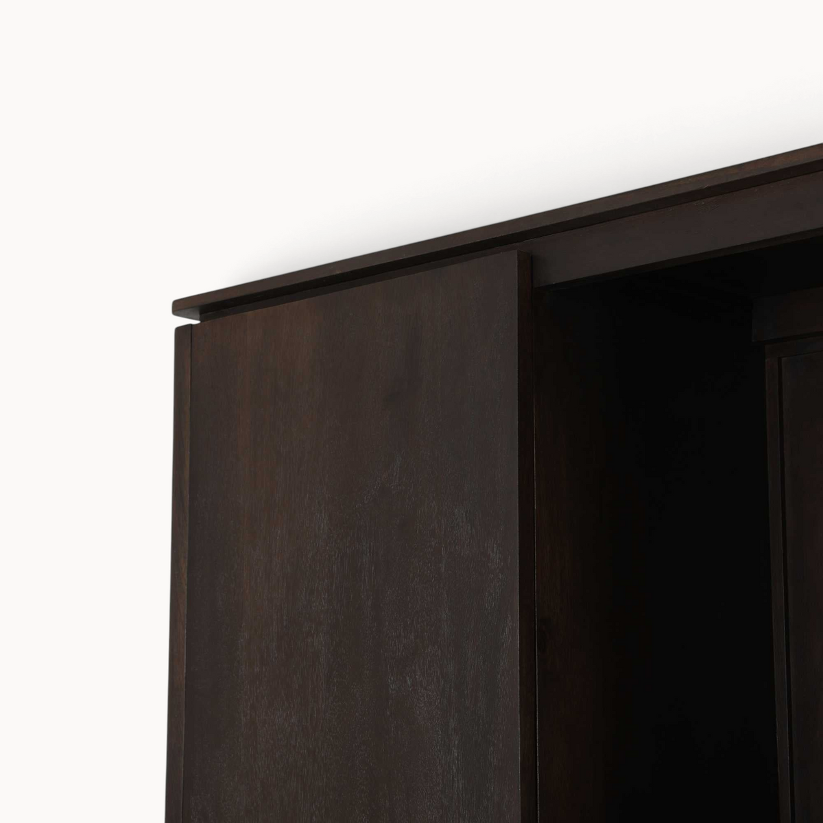 Detailopname van de donkerbruine houten Aika Vakkenkast XL met zichtbare houtnerf en strakke afwerking.