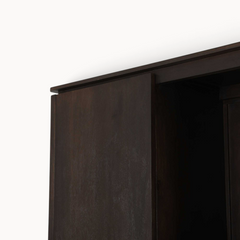 Detailopname van de donkerbruine houten Aika Vakkenkast XL met zichtbare houtnerf en strakke afwerking.