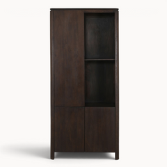 Aika vakkenkast Iwa in donkerbruin hout met open schappen en gesloten kastdeuren voor een stijlvol interieur.