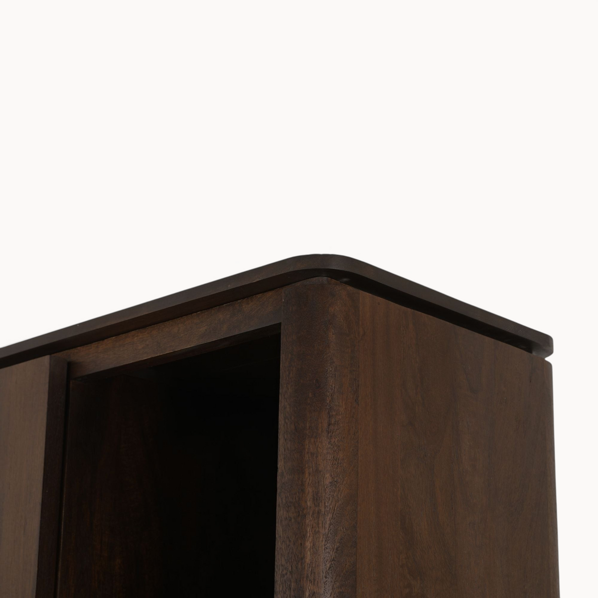 Detail van de donkerbruine Aika Iwa vakkenkast met afgeronde hoeken en houten afwerking