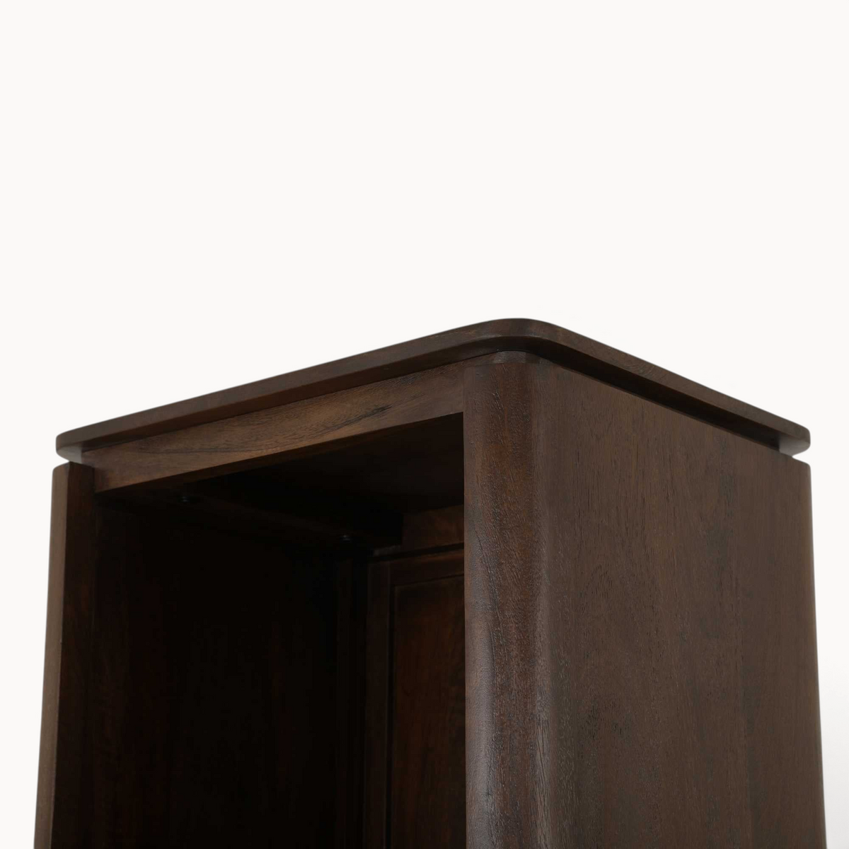 Detail van de donkerbruine Aika Iwa boekenkast met afgeronde hoeken en een houten afwerking