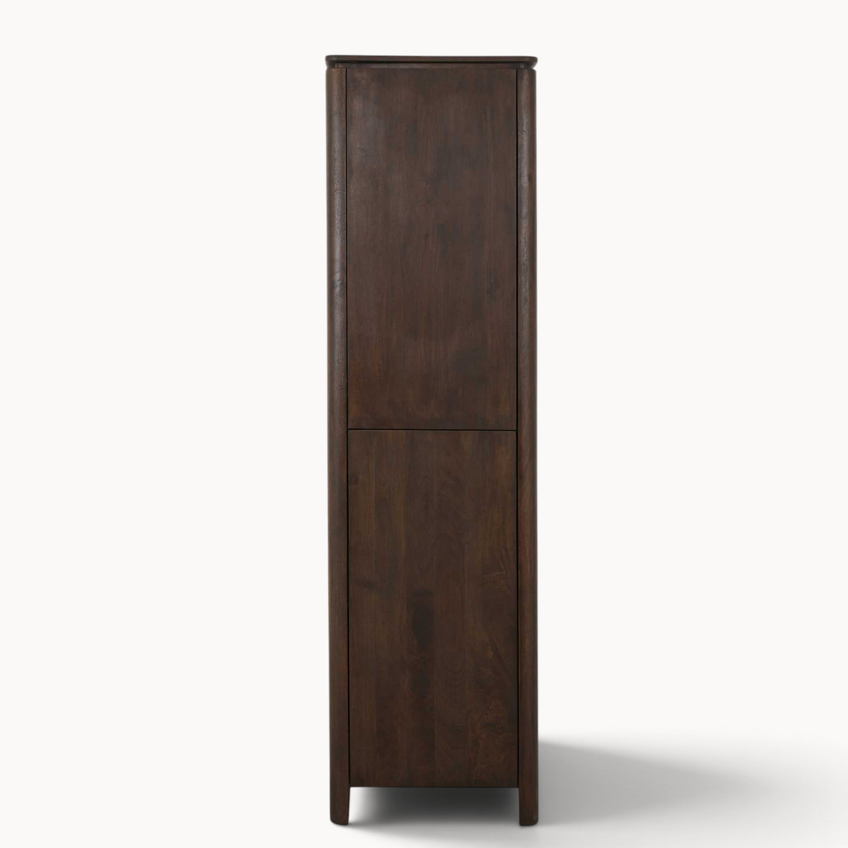 Aika Kabinetkast Iwa in donkerbruin hout, een hoge en smalle opbergkast met een strak en minimalistisch design.