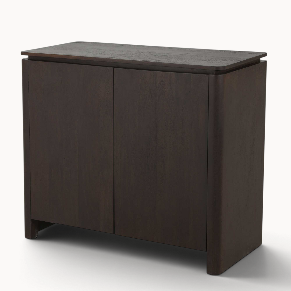 Aika dressoir Iwa in donkerbruin hout met een minimalistisch en modern ontwerp en twee gesloten deuren.