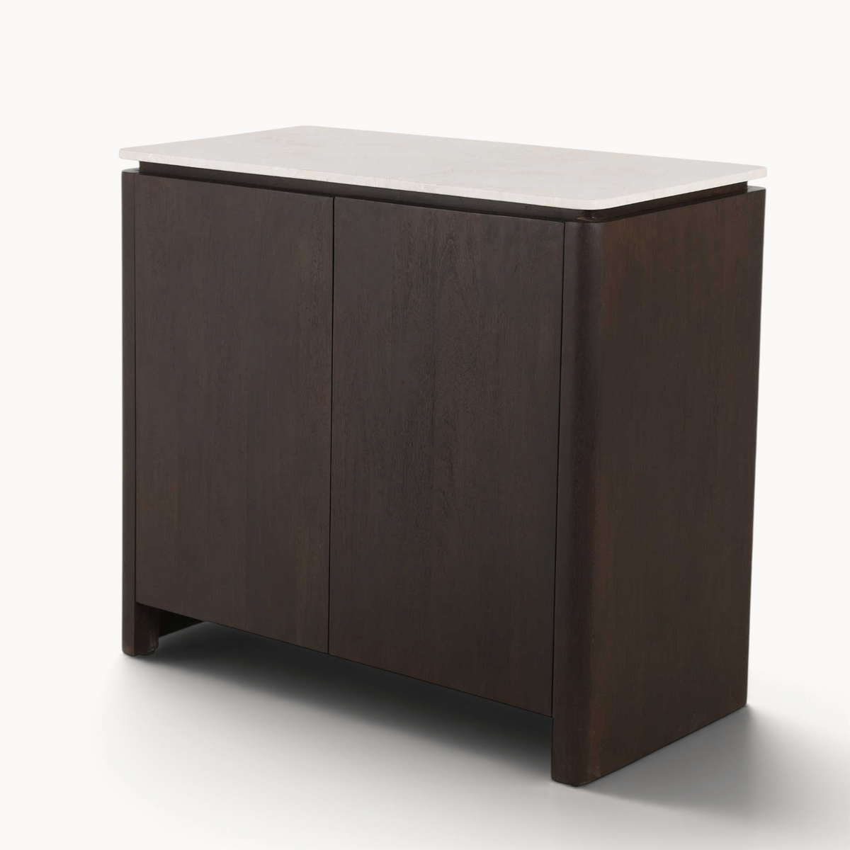 Aika dressoir Iwa in donkerbruin hout met een licht marmeren bovenblad en twee gesloten deuren.