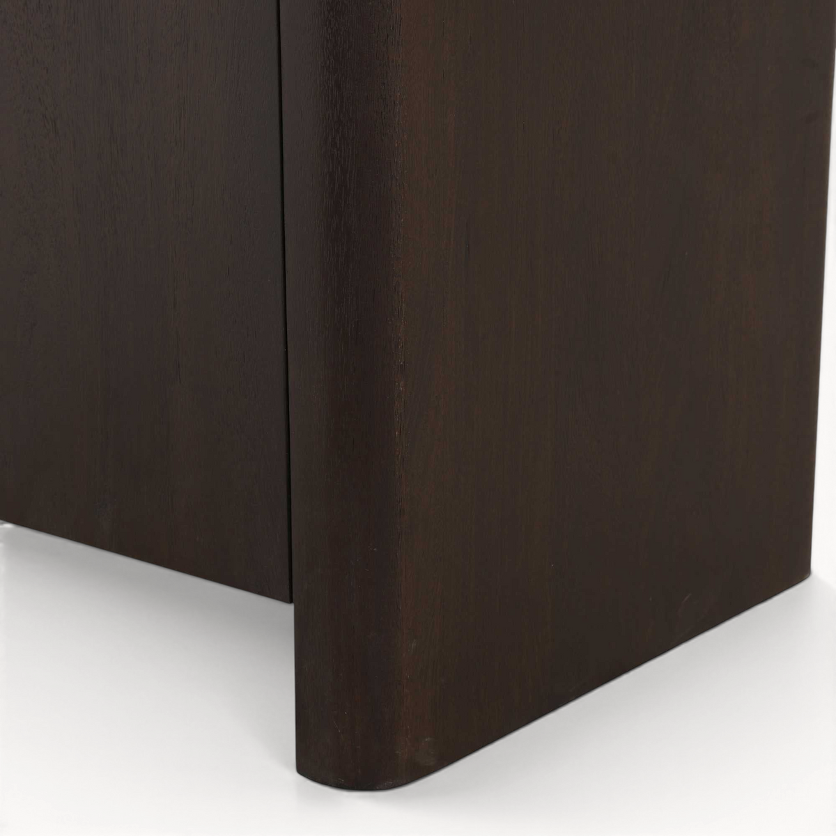 Aika Dressoir Iwa in donkerbruin hout met afgeronde hoek en strak modern design
