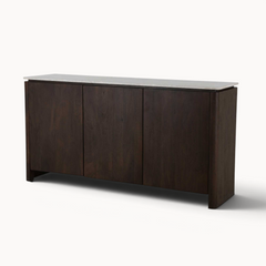 Aika dressoir Iwa in donkerbruin hout met een licht marmeren bovenblad en drie kastdeuren.