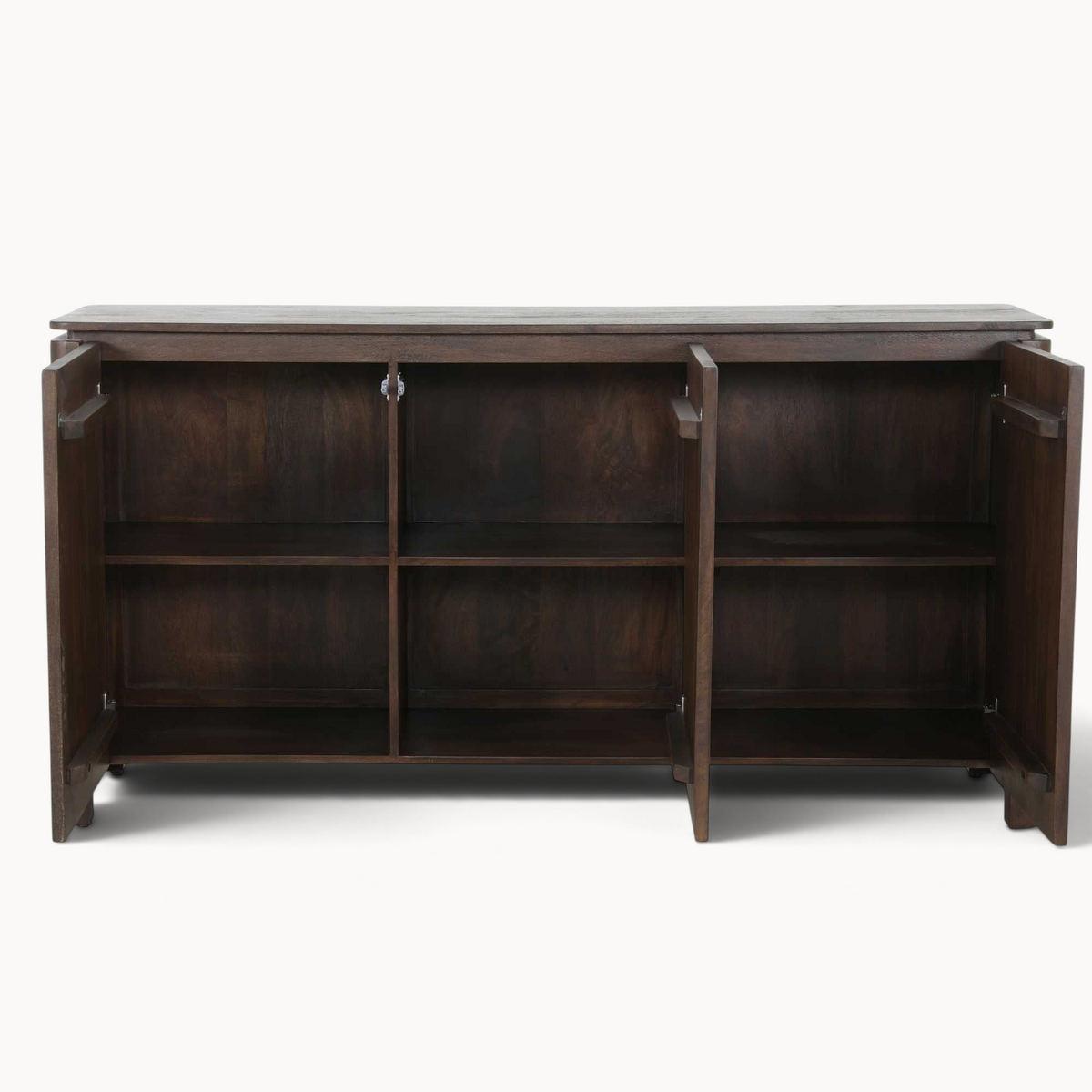 Aika dressoir Iwa in bruin hout met openstaande deuren en drie ruime opbergvakken met legplanken.