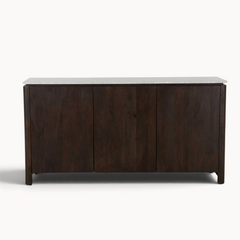 Aika dressoir Iwa in donkerbruin hout met een licht marmeren bovenblad en drie kastdeuren.