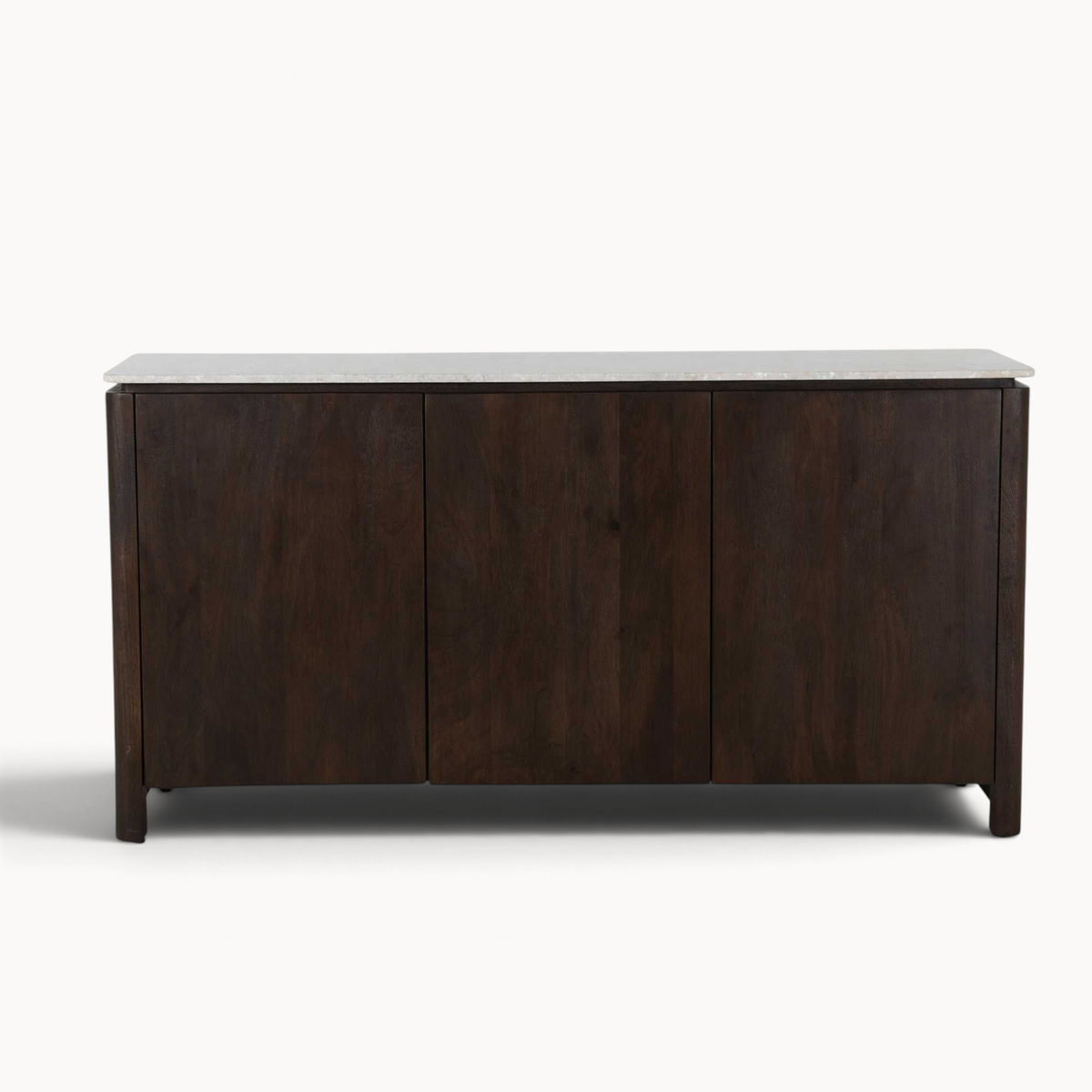 Aika dressoir Iwa in donkerbruin hout met een licht marmeren bovenblad en drie kastdeuren.
