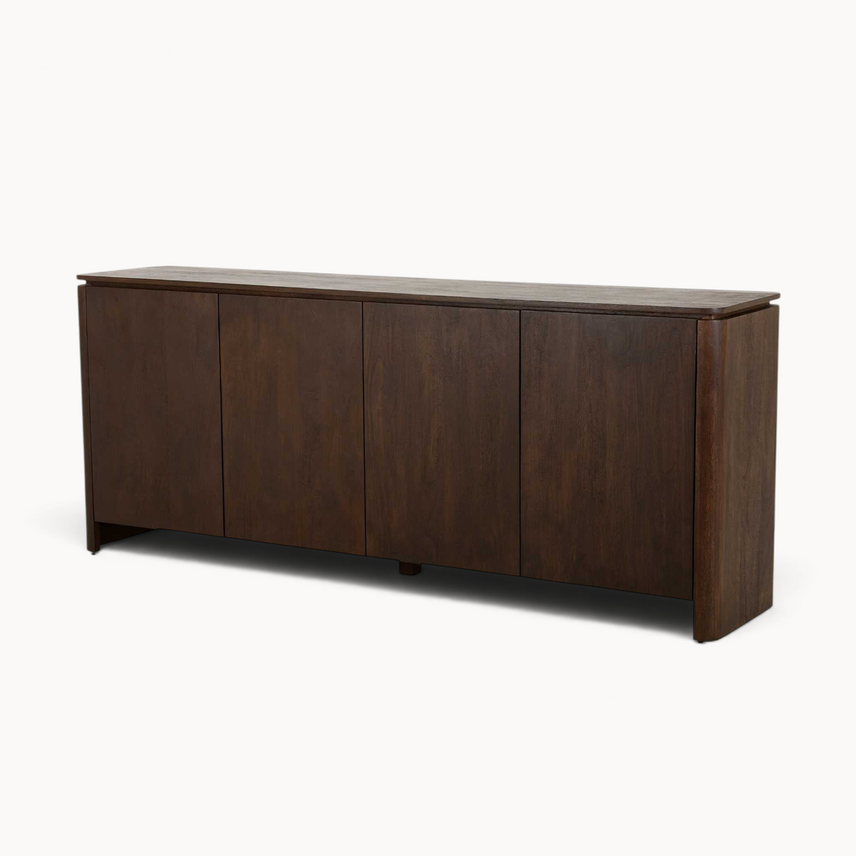 Aika dressoir Iwa in donkerbruin hout met vier deuren en een strak, minimalistisch ontwerp op een witte achtergrond.