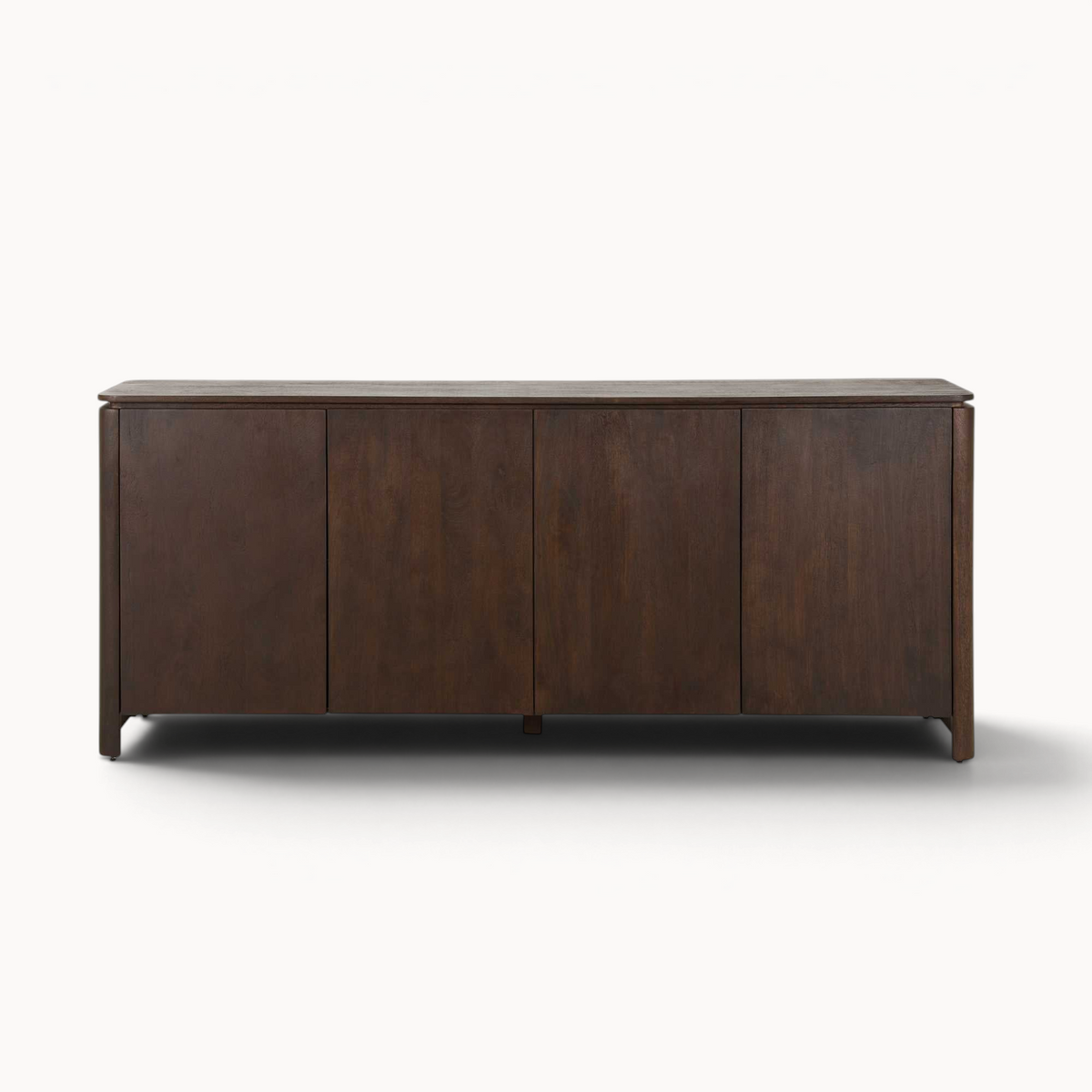 Aika dressoir Iwa in donkerbruin hout met vier deuren en een strak, minimalistisch ontwerp.