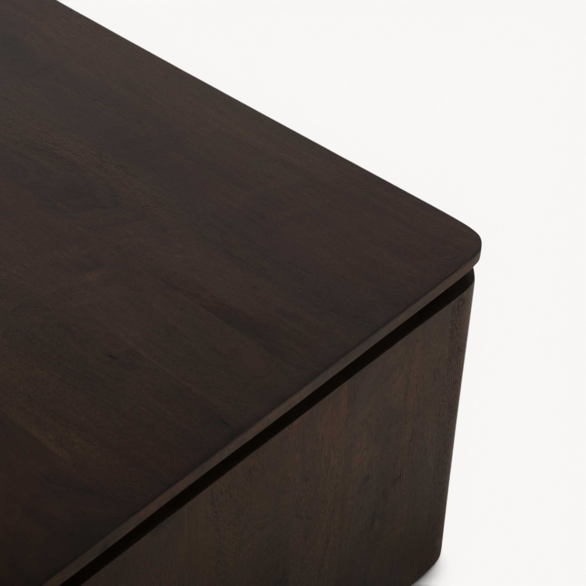 Detail van de Aika vierkante salontafel Iwa in donkerbruin hout met afgeronde hoeken