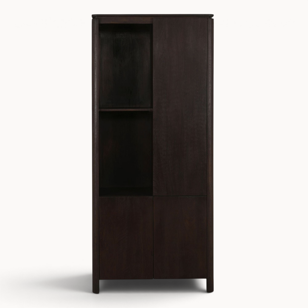 Aika Iwa bruine houten vakkenkast met open schappen en gesloten deuren in een modern minimalistisch design