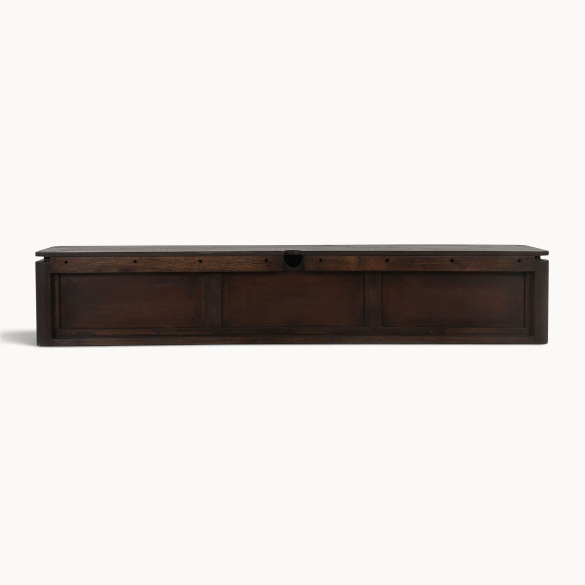 Aika Iwa zwevend tv meubel in donkerbruin hout met strak design en kabelopening voor een moderne woonkamer