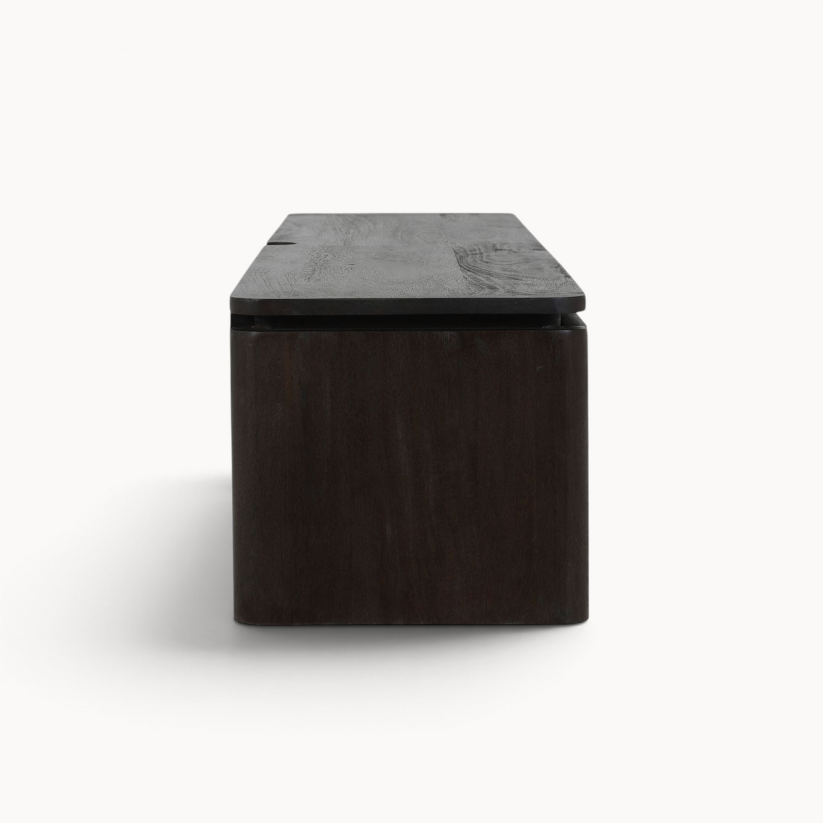 Aika Iwa zwevend tv meubel in donkerbruin hout met een strak en minimalistisch ontwerp, zijaanzicht.