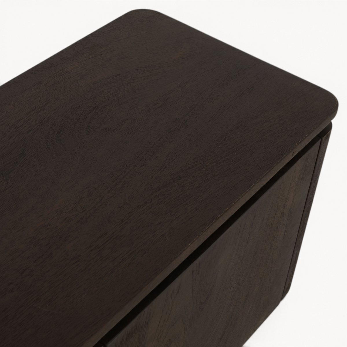 Aika zwevend tv meubel Iwa in donkerbruin hout met afgeronde hoeken en een minimalistisch design.