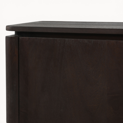 Close-up van de donkerbruine houten hoek van het Aika zwevend tv-meubel Iwa met een strak en modern design.