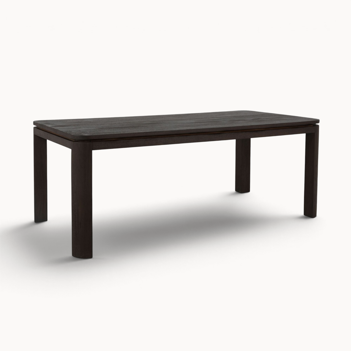 Aika Iwa eettafel in donkerbruin hout met een strak rechthoekig ontwerp en robuuste poten