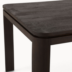 Aika Iwa eettafel in donkerbruin hout met afgeronde hoeken en een modern minimalistisch ontwerp