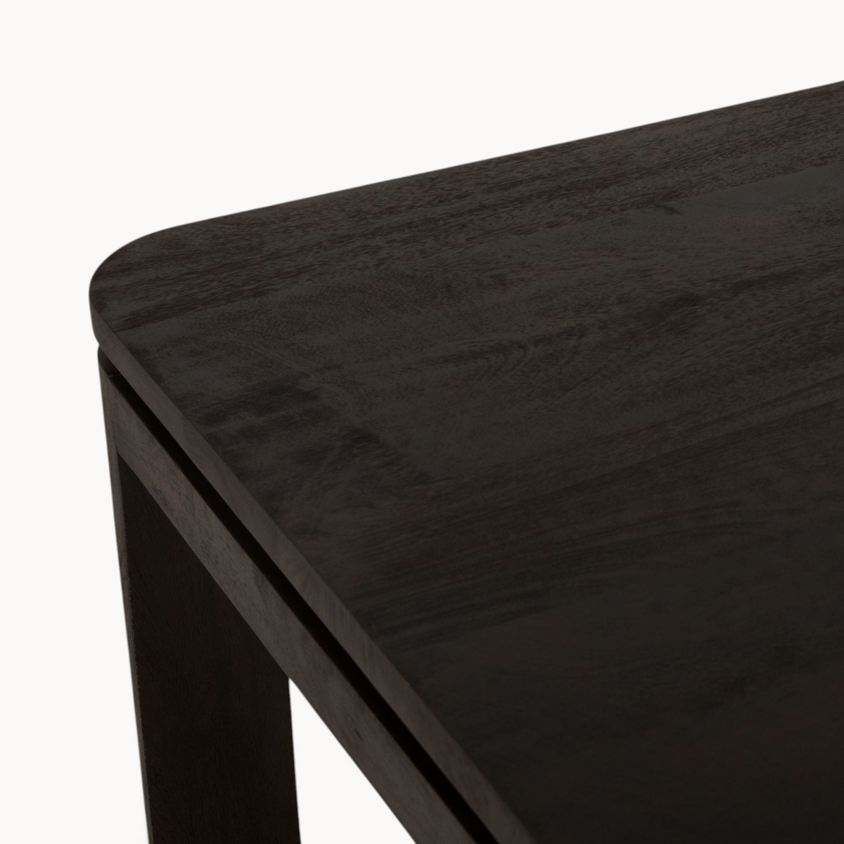 Aika Iwa eettafel in donkerbruin hout met afgeronde hoeken en een strak modern design.