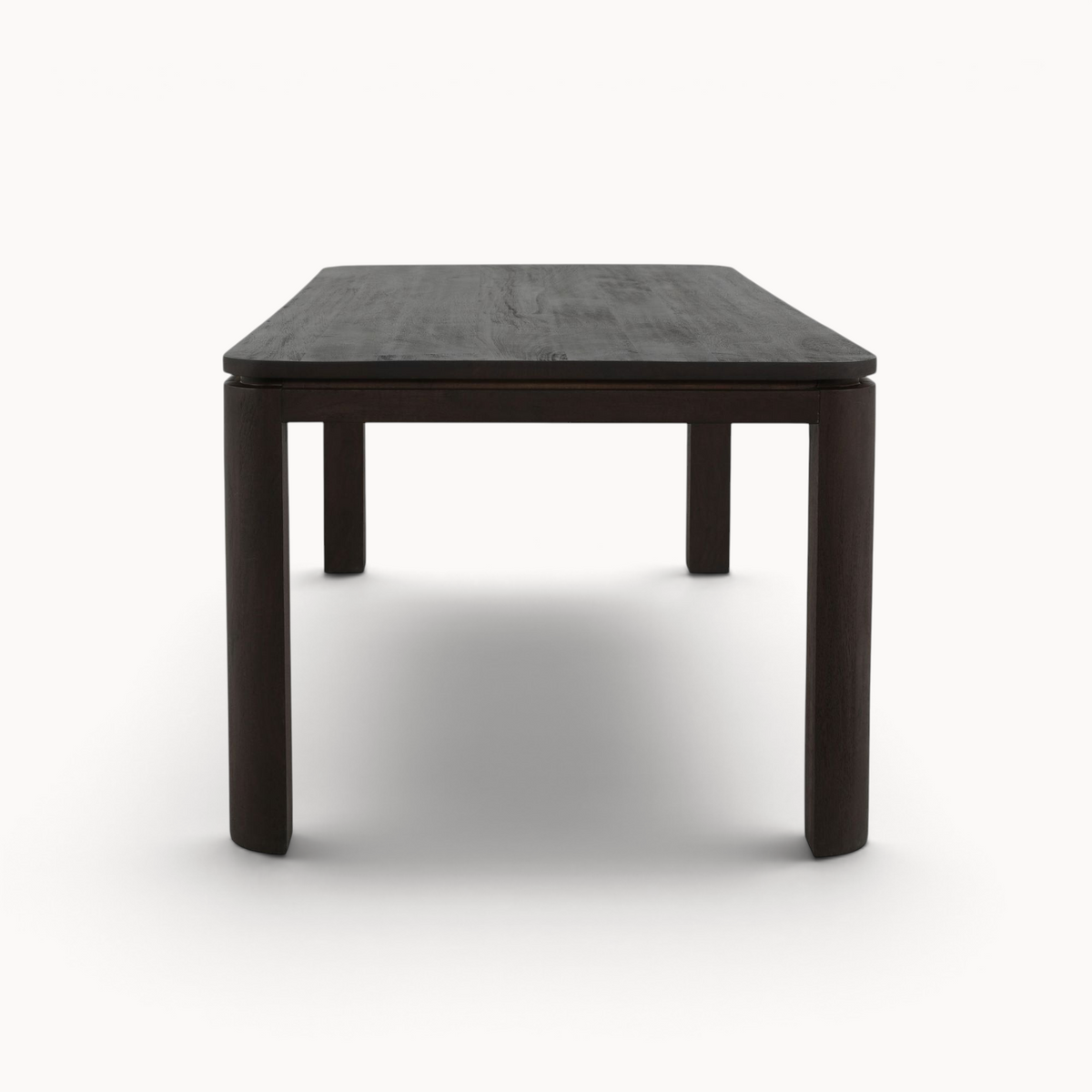 Aika Eettafel Iwa in donkerbruin hout met een rechthoekig blad en robuuste afgeronde poten