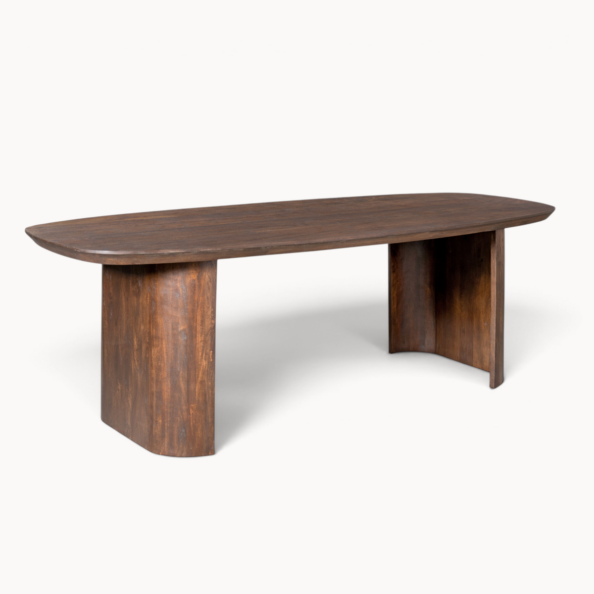 Aika Eettafel Arel, een ovale eettafel van donkerbruin hout met robuuste, gebogen poten in een modern design.