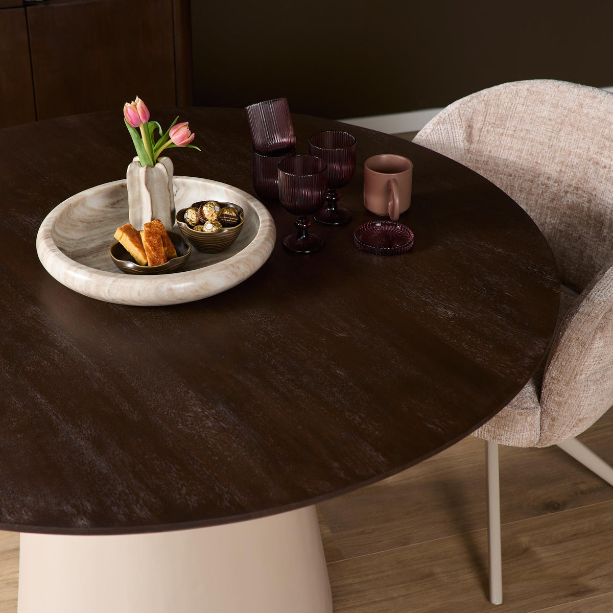 Eettafel Sova Rond Bruin met houten poot