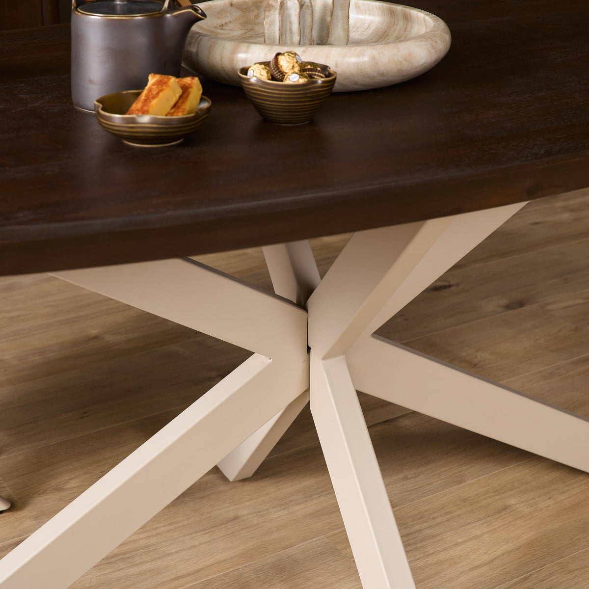 Eettafel Sova Ovaal Bruin met zandkleurige poot