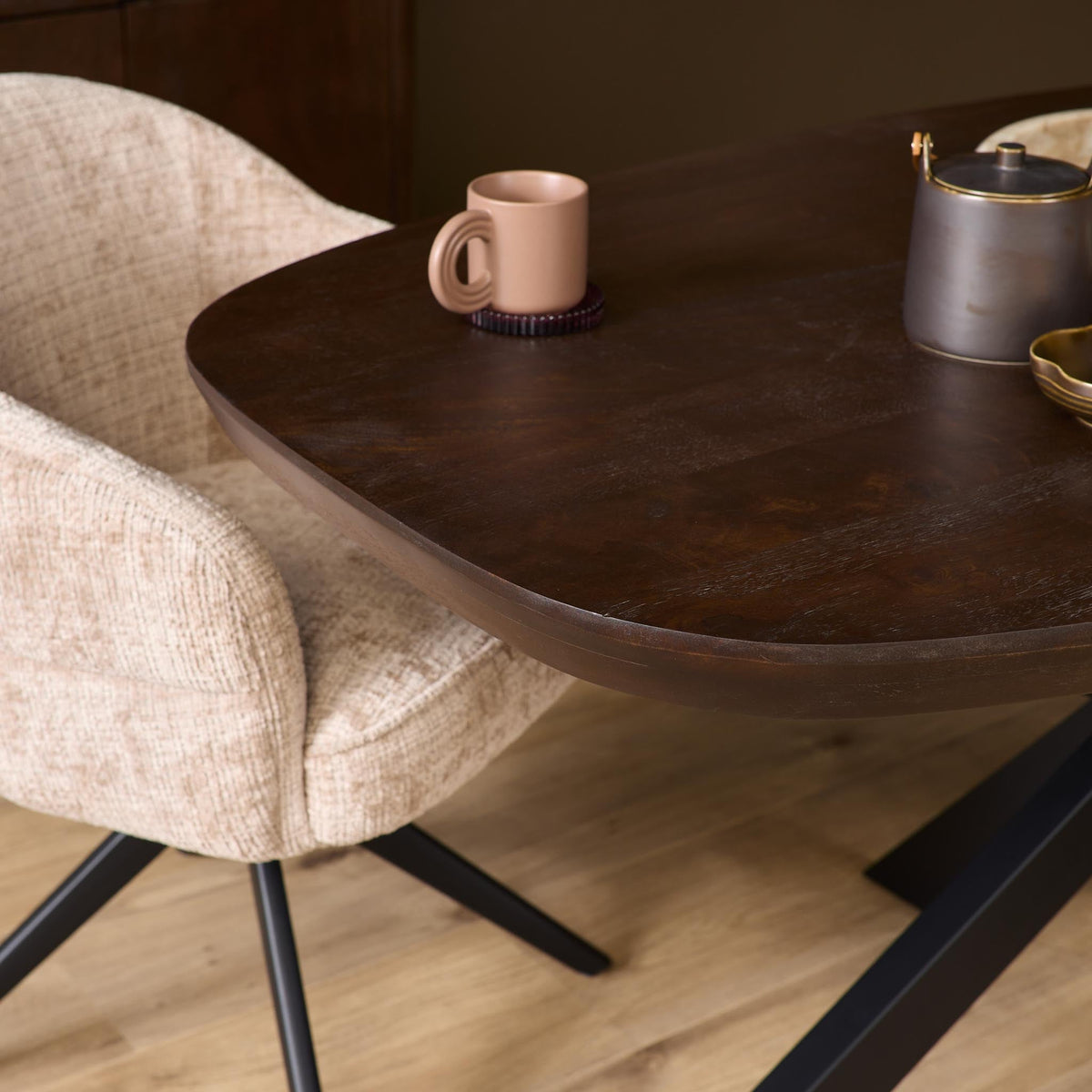 Eettafel Sova Ovaal Bruin met zwarte poot