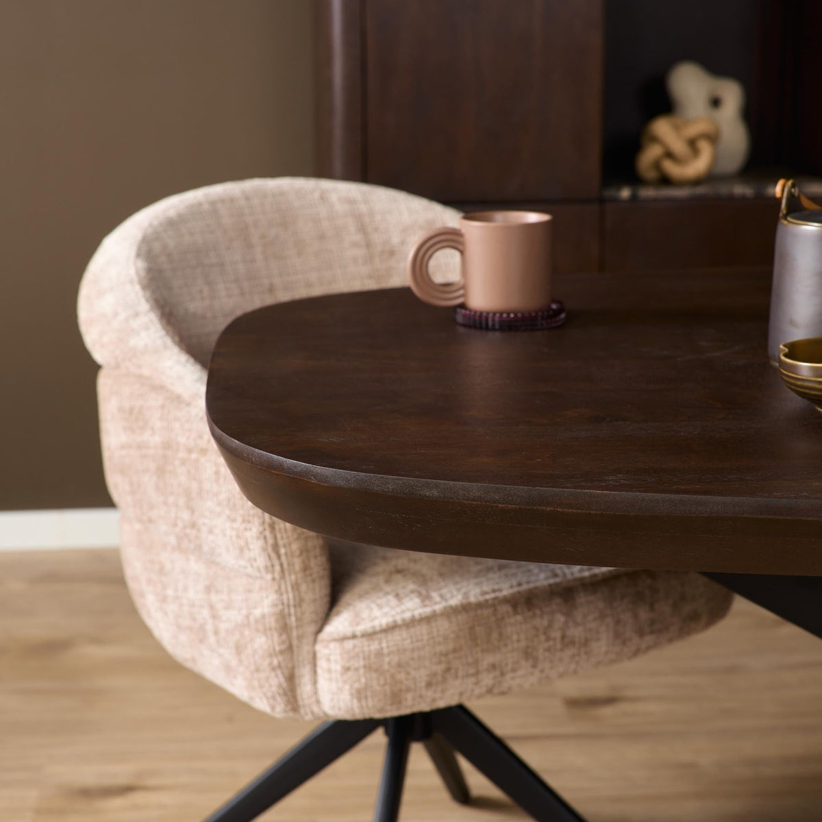 Eettafel Sova Ovaal Bruin met zwarte poot