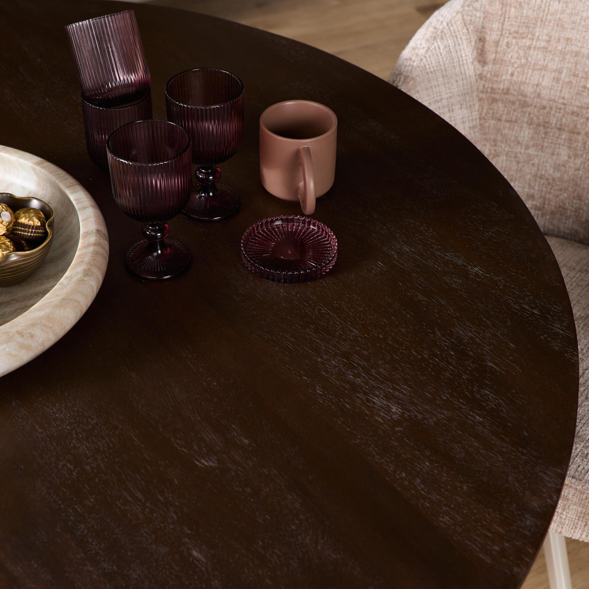 Eettafel Sova Rond Bruin met zandkleurige poot