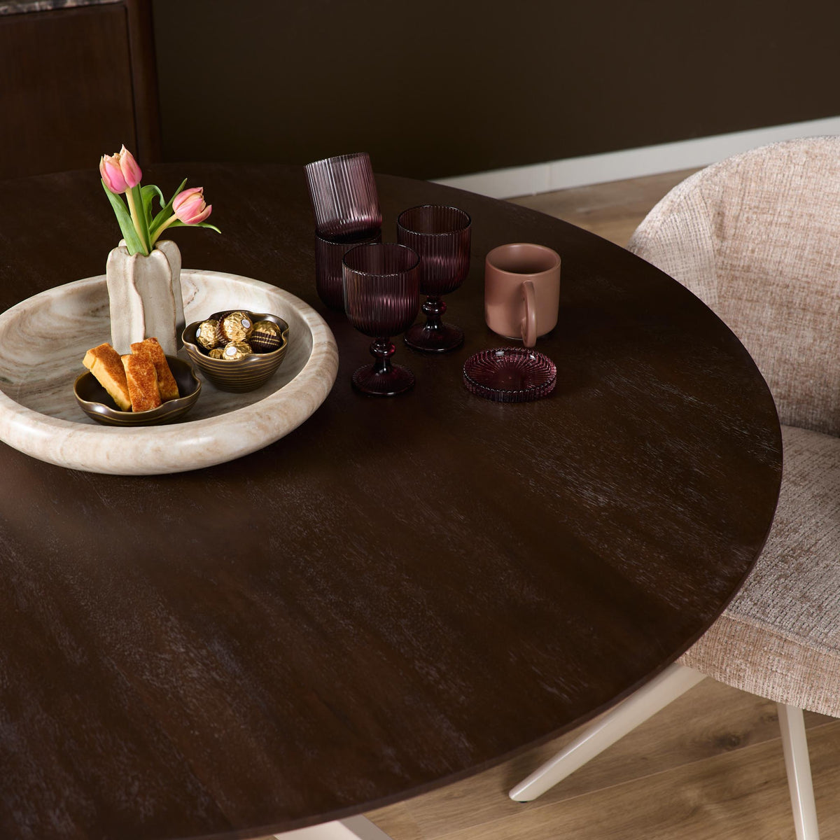 Eettafel Sova Rond Bruin met zandkleurige poot
