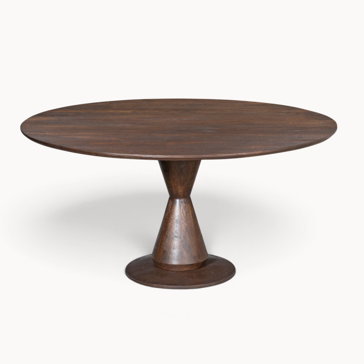 Aika ronde eettafel Lima van donkerbruin hout met een uniek taps toelopend voetstuk op een witte achtergrond.