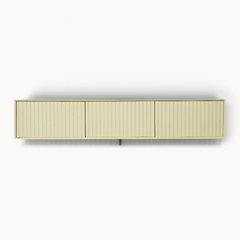 Aika zwevend tv meubel Sova in zandkleur met drie verticale latjesdeuren voor een modern interieur.