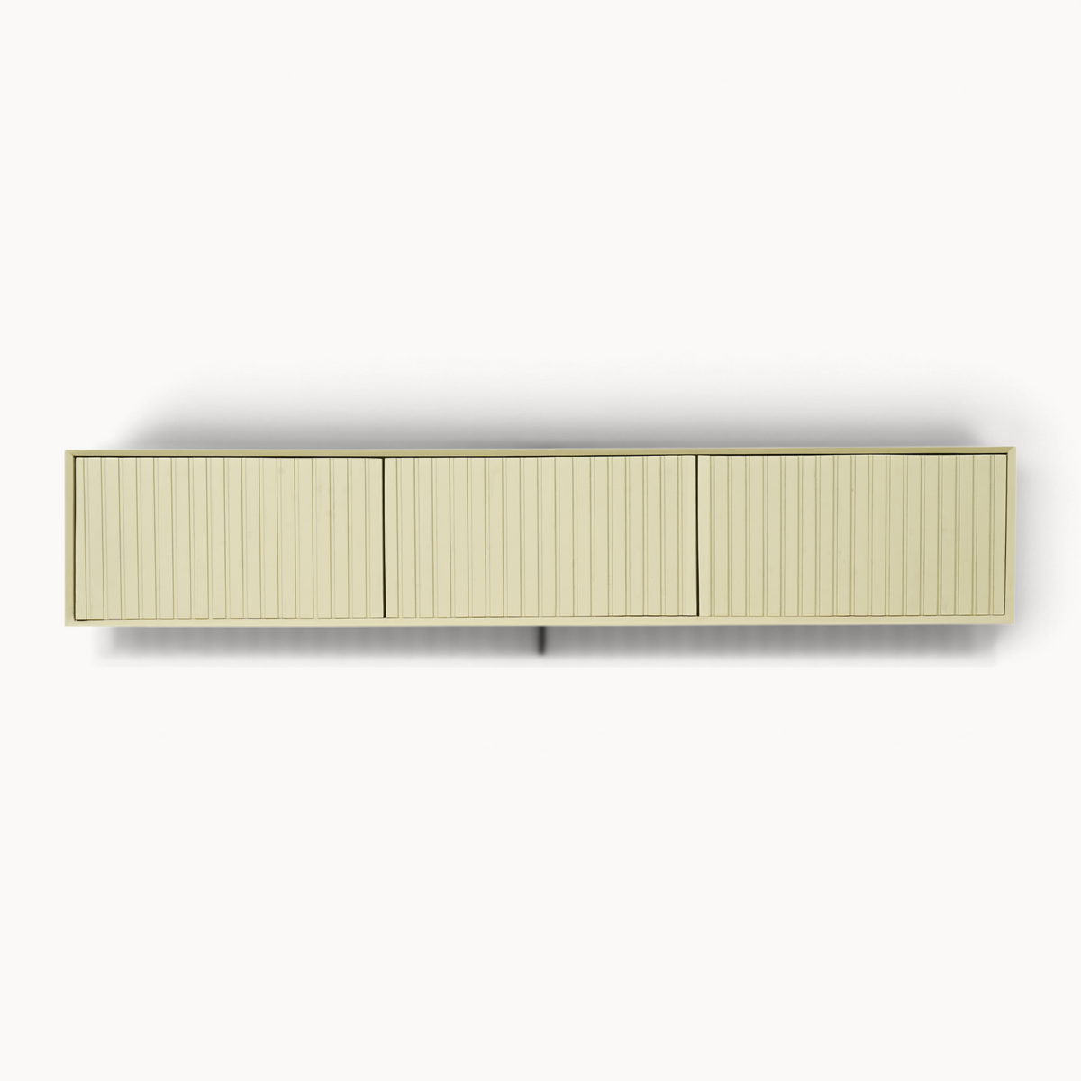 Aika zwevend tv meubel Sova in zandkleur met drie verticale latjesdeuren voor een modern interieur.