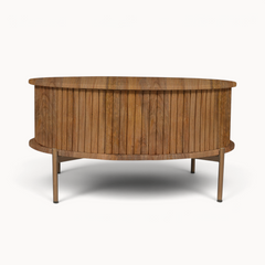 Aika ronde salontafel Sova in naturel hout met verticale latten en slanke metalen poten