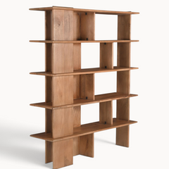 Aika wandkast Nok van bruin hout met een open, asymmetrisch ontwerp en meerdere legplanken voor decoratie.