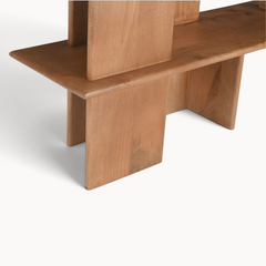 Aika wandkast Nok gemaakt van lichtbruin massief hout met een minimalistisch en robuust geometrisch ontwerp.