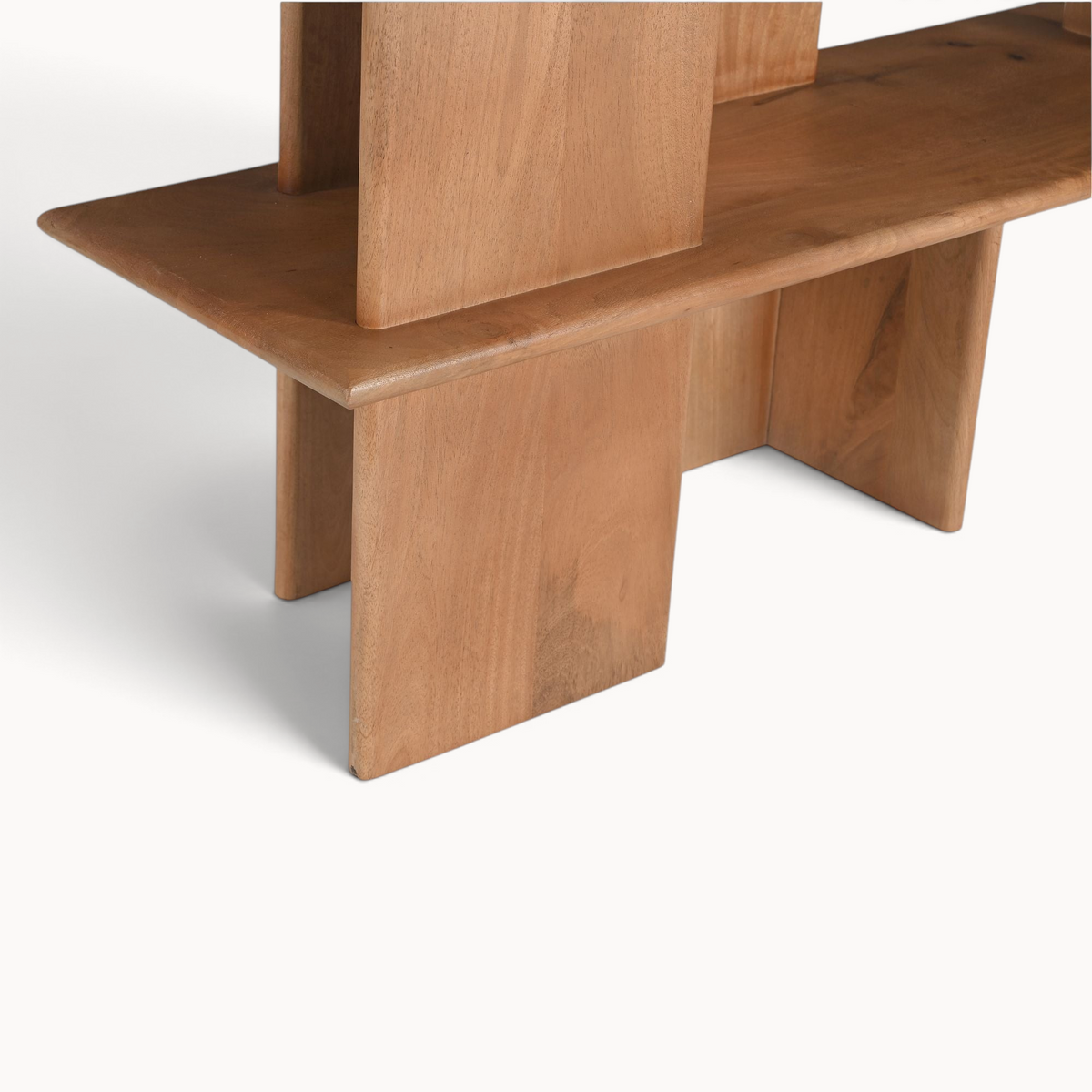 Aika wandkast Nok gemaakt van lichtbruin massief hout met een minimalistisch en robuust geometrisch ontwerp.