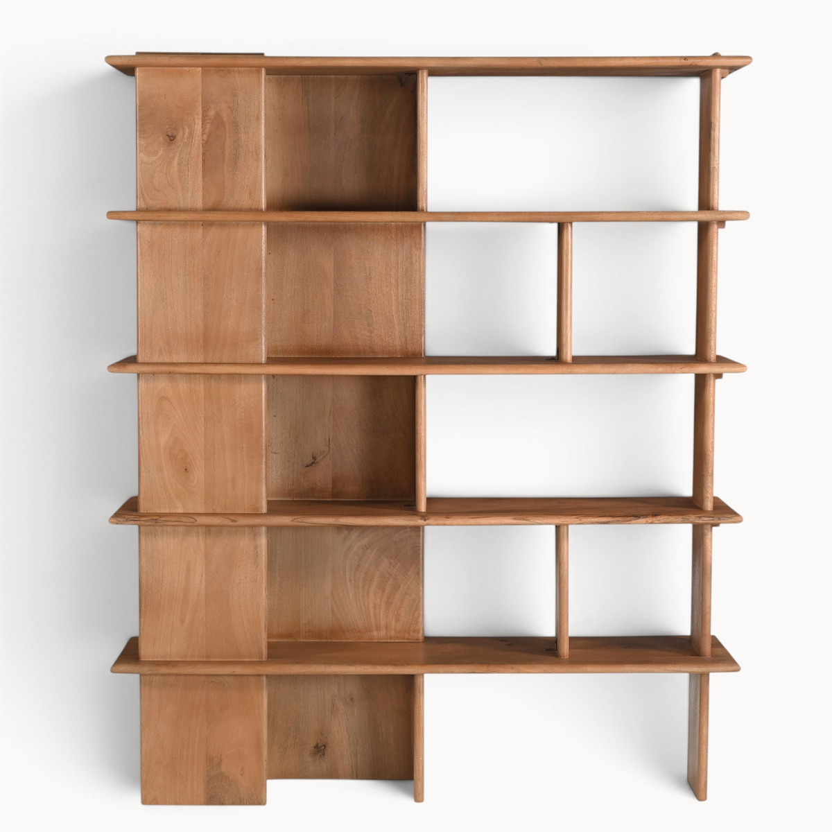 Aika wandkast Nok van natuurlijk hout met een asymmetrisch ontwerp en open vakken voor decoratie en boeken.