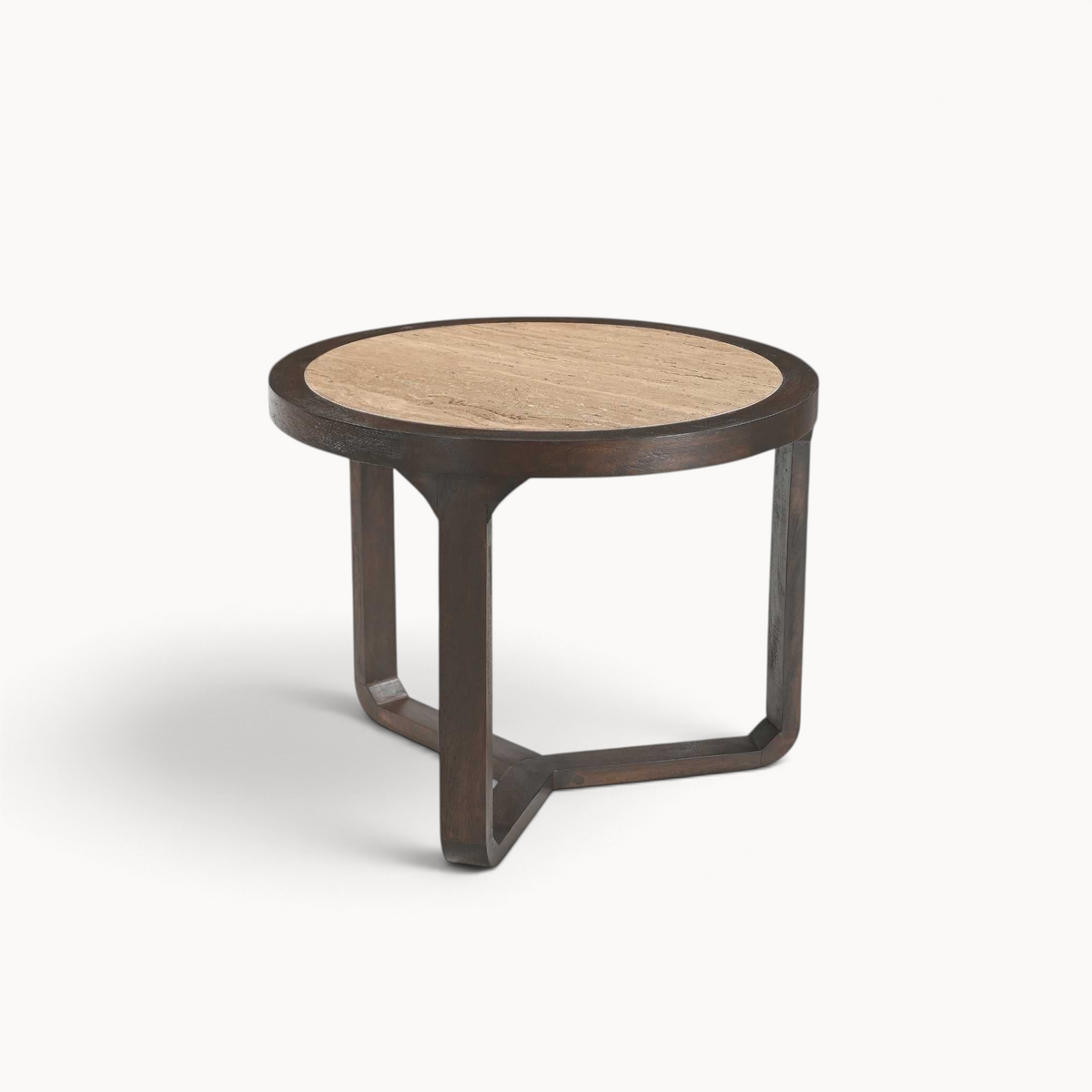 Aika Seki bijzettafel met een rond beige travertin tafelblad en een donkerbruin houten onderstel