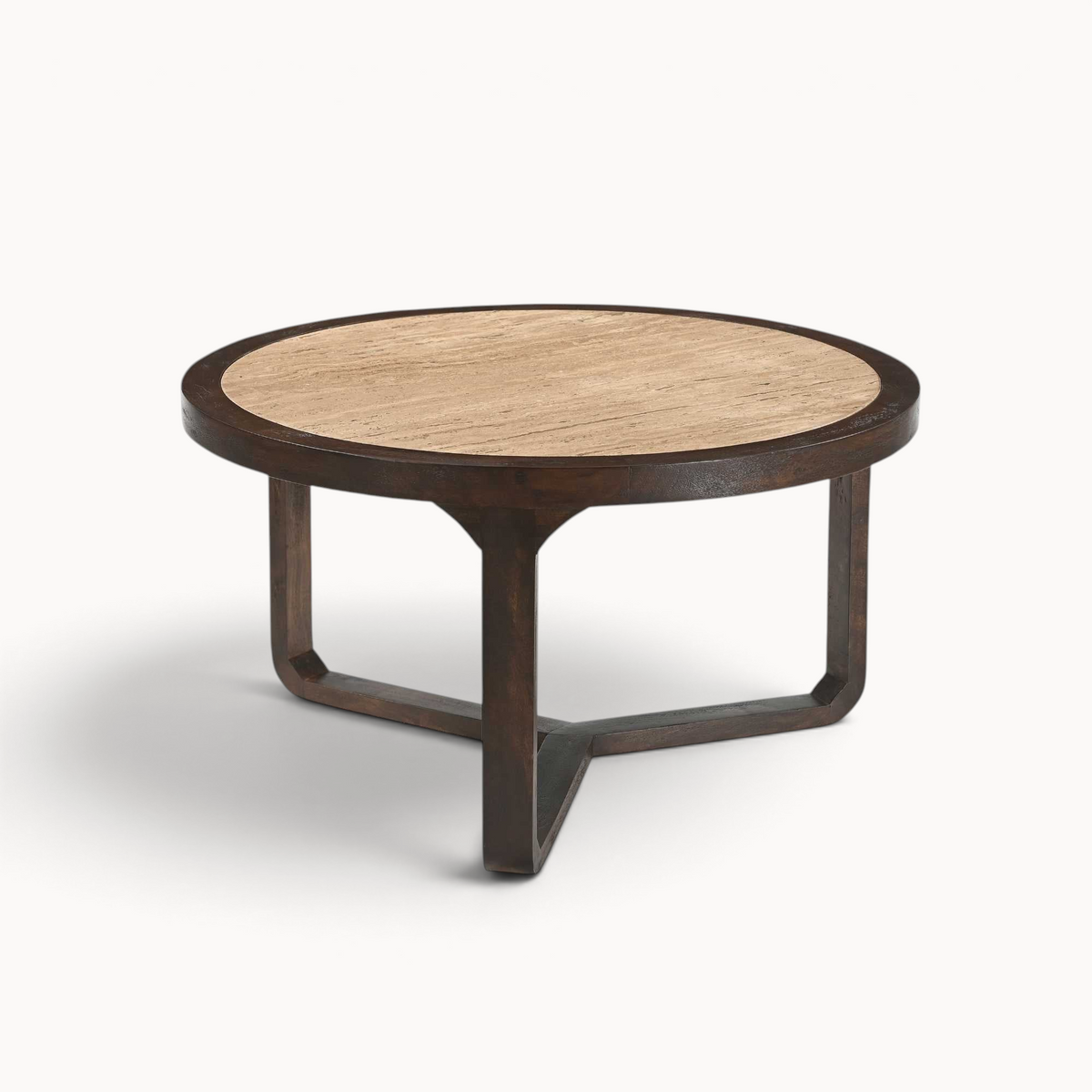 Aika Salontafel Seki met een rond beige travertin tafelblad en een donkerbruin houten onderstel