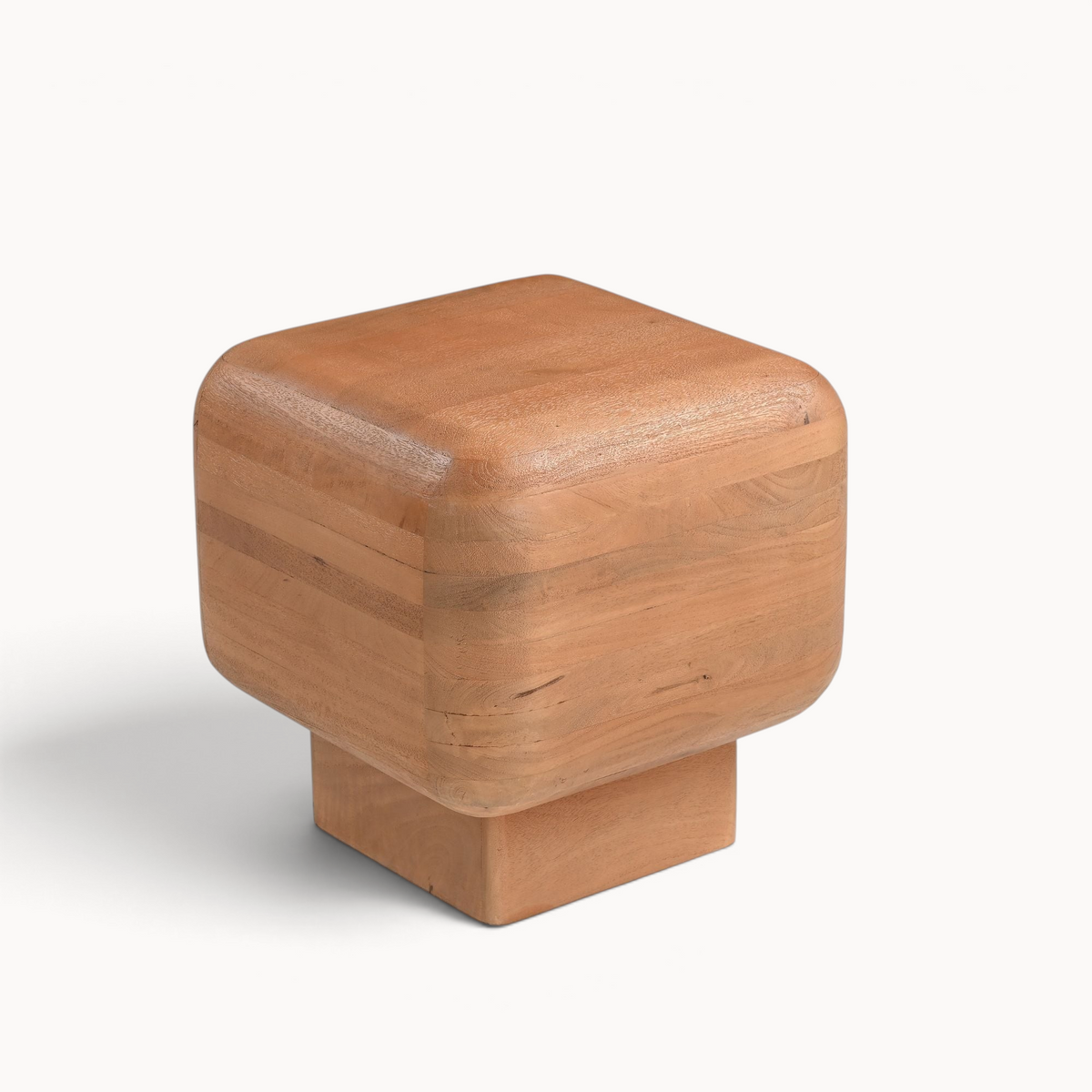 Aika Bijzettafel Mori van lichtbruin massief hout met een kubusvormig ontwerp en een robuuste voet