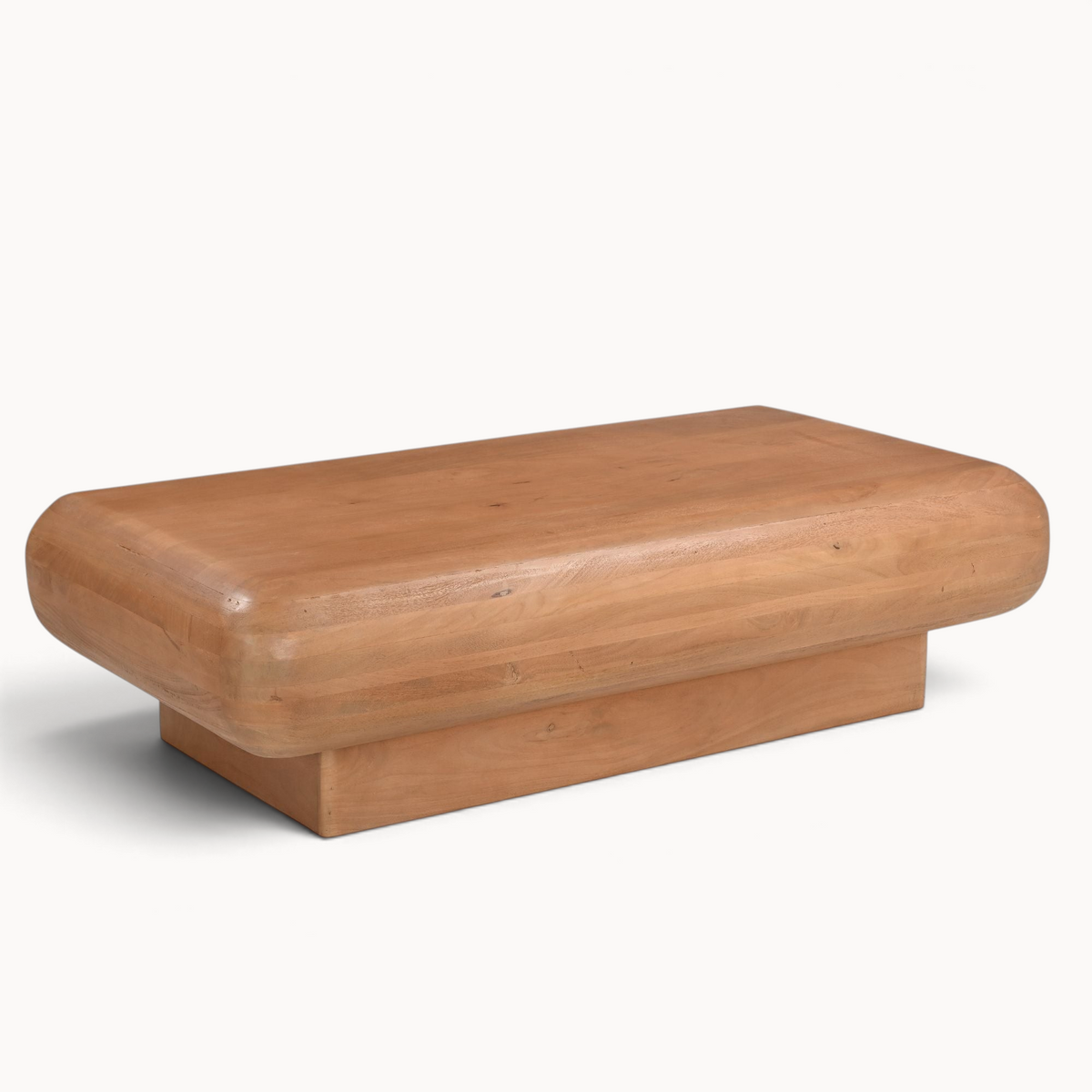 Aika Mori salontafel van lichtbruin hout met afgeronde hoeken en een robuust blokvormig onderstel
