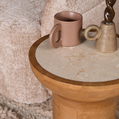 Aika Bijzettafel Zoë met een rond marmeren blad en een houten voet, gestyled met een mok en kaars